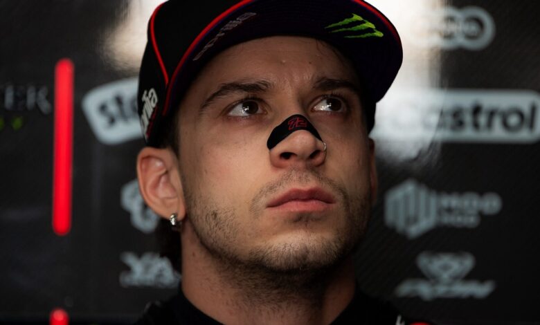 Marco Bezzecchi w padoku zespołu Aprilia Racing