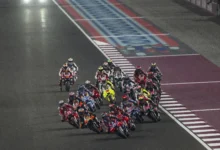 Grupa zawodników MotoGP podczas nocnej rywalizacji na torze Lusail w Katarze, zdjęcie archiwalne