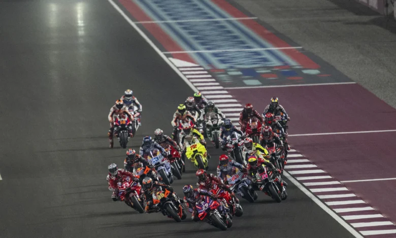 Grupa zawodników MotoGP podczas nocnej rywalizacji na torze Lusail w Katarze, zdjęcie archiwalne