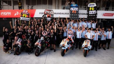 Zawodnicy Aprilii i członkowie zespołów Aprilia Racing oraz Trackhouse w Mandalice