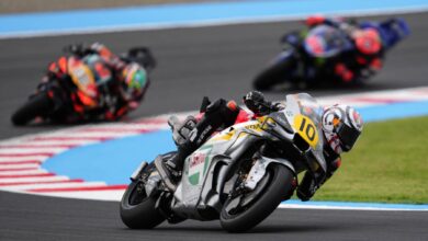 Luca Marini na Hondzie z numerem 10 podczas GP Japonii 2026, przed dwoma innymi zawodnikami