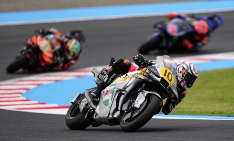 Luca Marini na Hondzie z numerem 10 podczas GP Japonii 2026, przed dwoma innymi zawodnikami